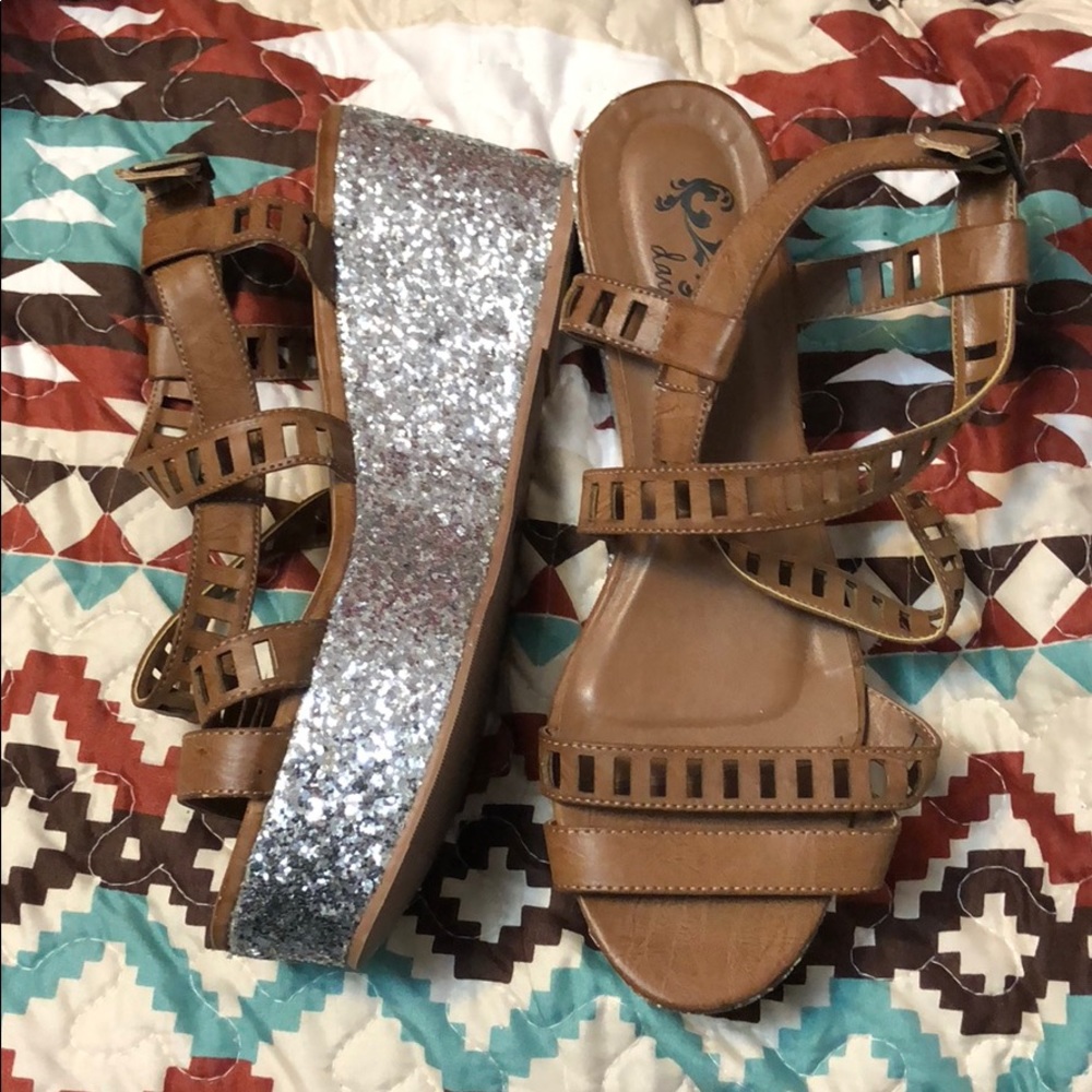 NWT. Day trip silver sparkle wedge